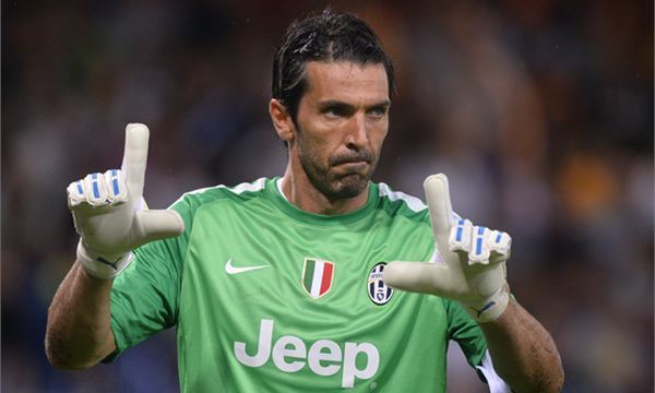 Xem lại những pha cứu thua xuất sắc của Buffon mùa 2016-17:
